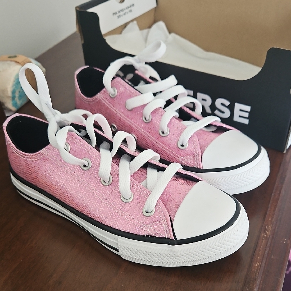 NWT Converse Kids Size 1